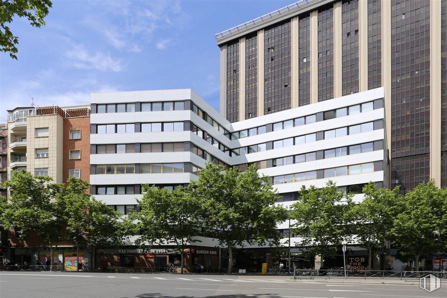 Oficina en alquiler en Plaza Castilla, Tetuán, Madrid, 28020 con edificio, cielo, durante el día, nube, ventana, árbol, casa, diseño urbano, bloque de pisos y condominio alrededor