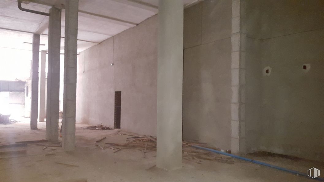 Retail for sale at Calle General Cuesta, 6, Talavera de la Reina, Toledo, 45600 with wood, floor, flooring, composite material, ceiling, hall, building material, concrete, plaster and fixture around