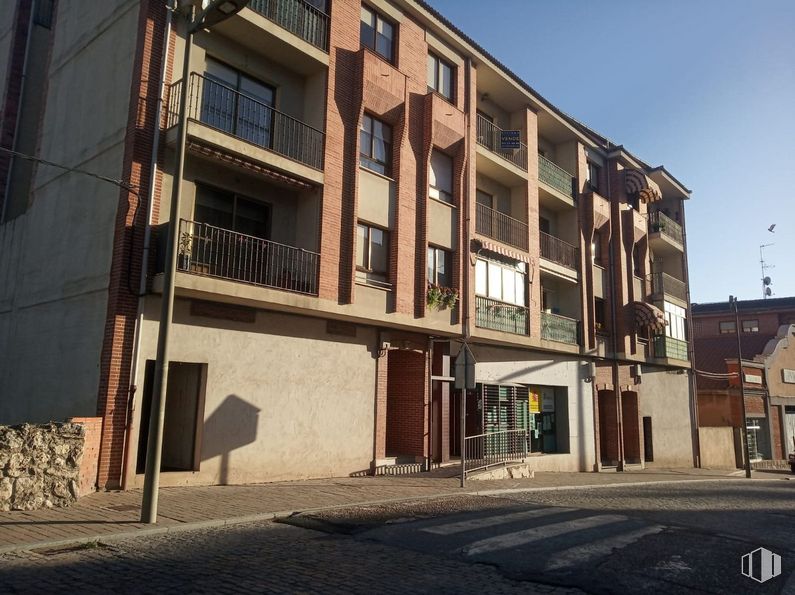 Retail for sale at Calle Nueva, 26, Cuéllar, Segovia, 40200 with building, property, sky, window, wood, urban design, condominium, facade, residential area and real estate around