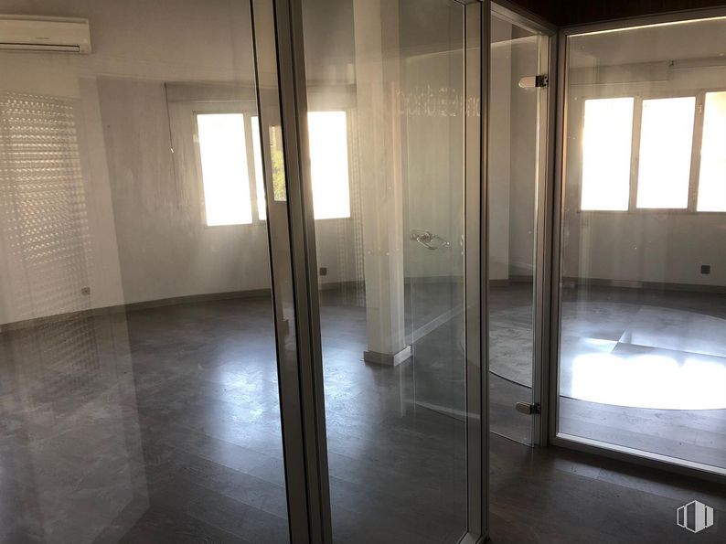 Nave en alquiler en Calle E, 27, Móstoles, Madrid, 28938 con ventana, accesorio, edificio, interiorismo, exterior del automóvil, puerta, suelos, suelo, madera y propiedad material alrededor