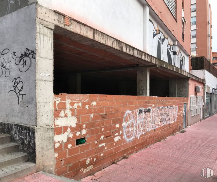 Retail for sale at Zona Centro, Valdemoro, Madrid, 28340 with building, window, road surface, asphalt, wood, brickwork, art, font, tree and brick around