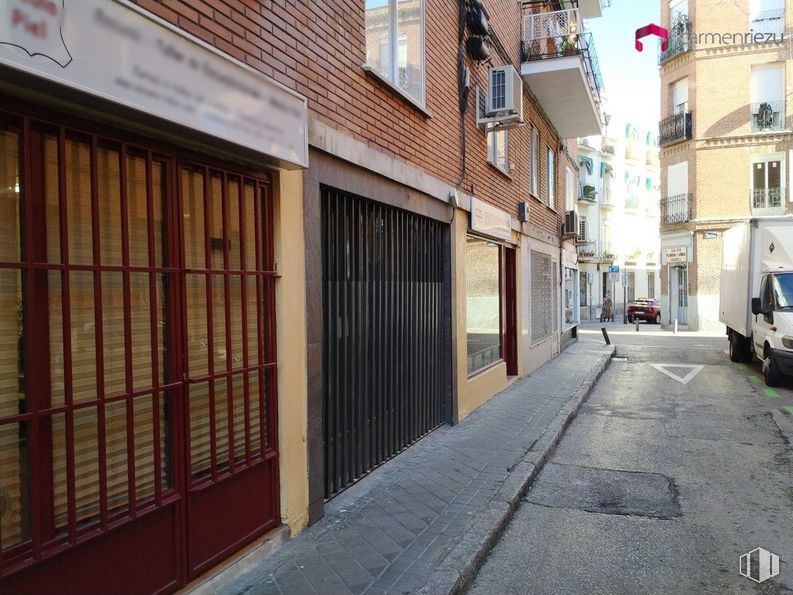 Retail for sale at Calle Carlos Rubio, 4, Tetuán, Madrid, 28039 with building, window, infrastructure, road surface, tire, wheel, van, neighbourhood, brick and flooring around