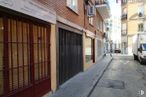 Retail for sale at Calle Carlos Rubio, 4, Tetuán, Madrid, 28039 with building, window, infrastructure, road surface, tire, wheel, van, neighbourhood, brick and flooring around