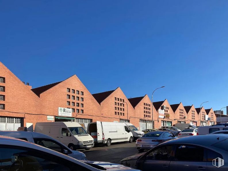 Nave en venta en Calle Cerámica, Puente de Vallecas, Madrid, 28038 con coche, camioneta, vehículo terrestre, cielo, edificio, ventana, vehículo, neumático, vehículo de motor y rueda alrededor