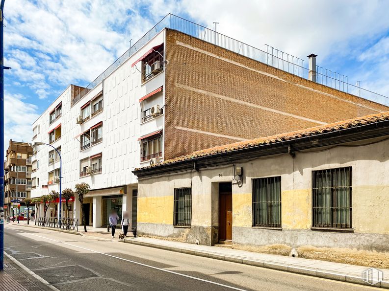 Local en venta en Plaza España, 11, Leganés, Madrid, 28911 con edificio, ventana, cielo, nube, propiedad, accesorio, luz de la calle, diseño urbano, rectángulo y madera alrededor