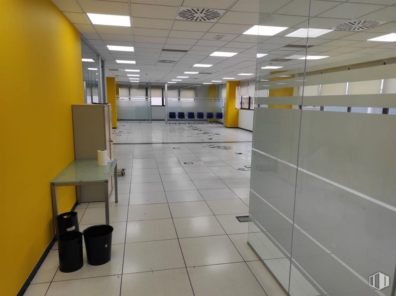 Oficina en alquiler en Calle Haya, 4, Carabanchel, Madrid, 28044 con mesa, edificio, accesorio, interiorismo, amarillo, suelos, suelo, pared, techo y vidrio alrededor