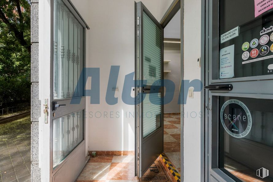 Local en venta en Paseo Pontones, Arganzuela, Madrid, 28005 con edificio, lavadora, accesorio, puerta, planta, secadora de ropa, interiorismo, madera, sombra y exterior del automóvil alrededor