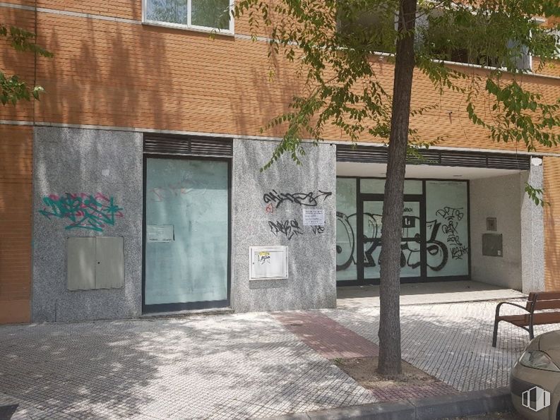 Local en venta en Avenida Camilo José Cela, 34, Alcobendas, Madrid, 28108 con ventana, puerta, silla, propiedad, arquitectura, sombra, superficie de carretera, pared, edificio y área residencial alrededor