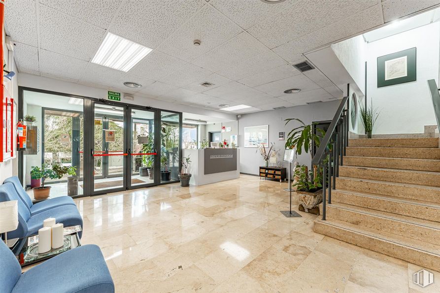 Oficina en venta en Edificio Fuentemar, Avenida Fuentemar, Coslada, Madrid, 28820 con silla, planta, planta de interior, edificio, suelos, suelo, escaleras, sala de estar, condominio y techo alrededor