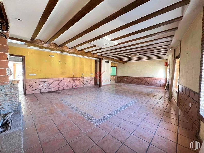 Retail for sale at Avenida Huerta Abajo, San Lorenzo de la Parrilla, Cuenca, 16770 with lighting, wood, hall, floor, flooring, brick, beam, brickwork, ceiling and building material around