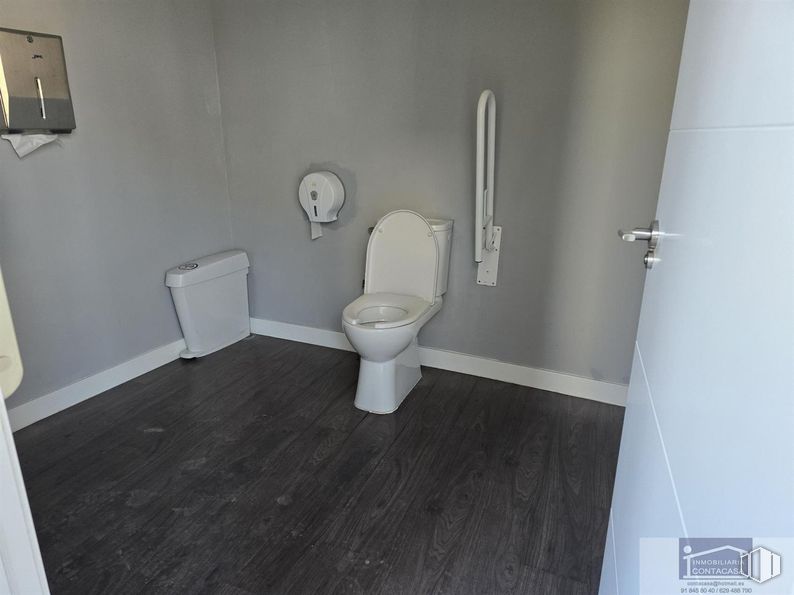 Retail for rent at Calle San Sebastián, Colmenar Viejo, Madrid, 28770 with toilet, property, plumbing fixture, building, toilet seat, wood, interior design, floor, flooring and fixture around