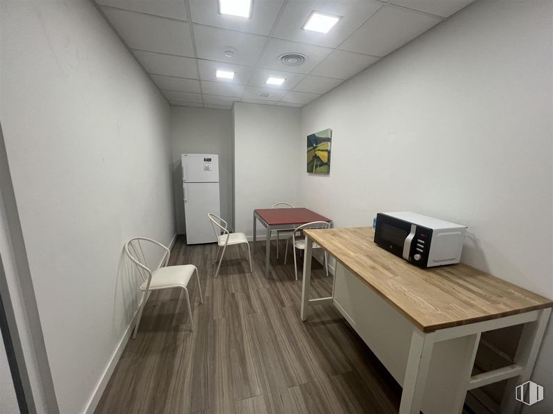 Oficina en alquiler en Carretera A Coruña, Las Rozas de Madrid, Madrid, 28230 con silla, escritorio, mesa, refrigerador, mueble, madera, suelo, suelos, edificio y pared alrededor