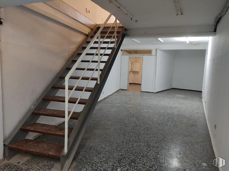 Local en venta en Calle General Ricardos, Carabanchel, Madrid, 28025 con puerta, propiedad, edificio, accesorio, madera, suelo, escaleras, suelos, casa y material compuesto alrededor