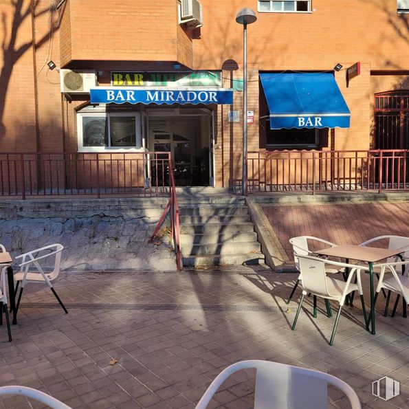 Local en venta en Calle Hornachos, Puente de Vallecas, Madrid, 28053 con silla, edificio, mesa, mesa de cocina y comedor, vidrio, restaurante, tinte para madera, sombra y muebles de exterior alrededor