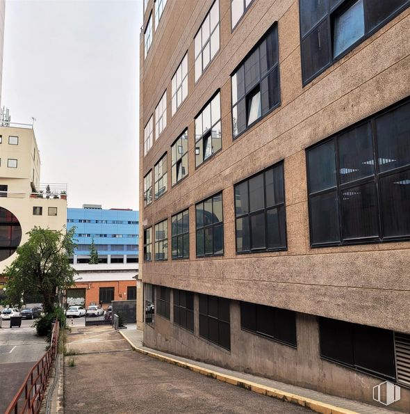 Office for sale at Calle María Tubau, Fuencarral - El Pardo, Madrid, 28049 with window, building, daytime, wall, city, facade, urban area, architecture, commercial building and urban design around