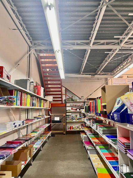 Industrial for rent at Calle Madera, Rivas-Vaciamadrid, Madrid, 28529 with bookcase, shelf, building, publication, shelving, wood, interior design, floor, retail and flooring around