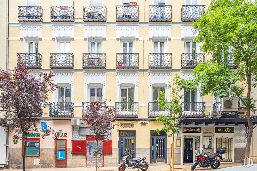 Retail for sale at Calle Ventura Rodríguez, 8, Moncloa - Aravaca, Madrid, 28008 with motorcycle, wheel, property, plant, window, white, tire, building, tree and urban design around