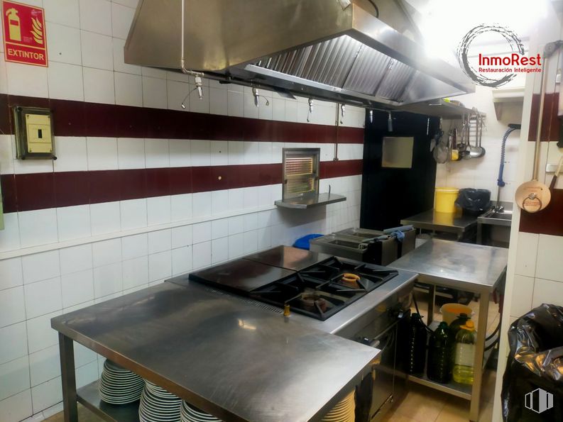 Retail for rent at Zona empresarial Julián Camarillo, San Blas - Canillejas, Madrid, 28037 with gas stove, home appliance, kitchen appliance, property, table, countertop, building, kitchen, interior design and kitchen stove around