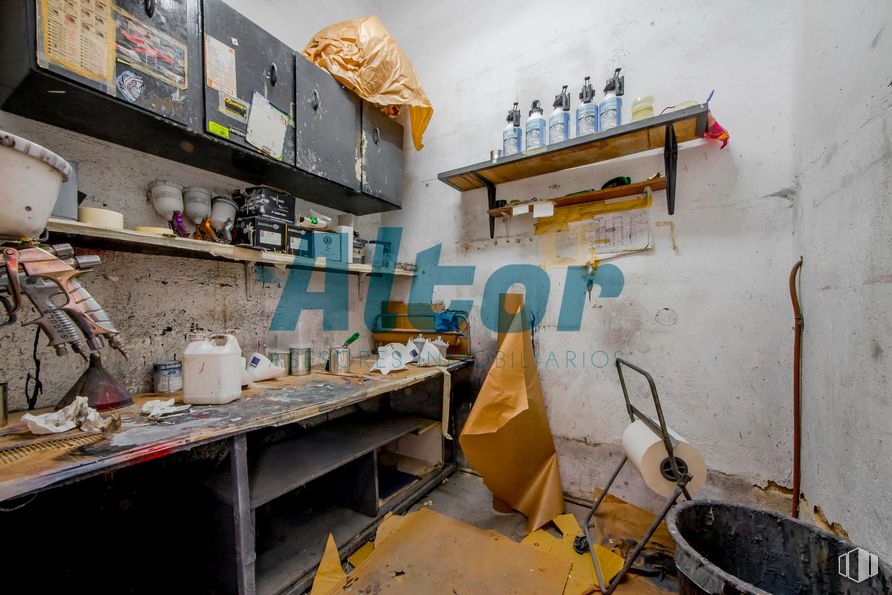 Local en venta en Calle Matilde Landa, Tetuán, Madrid, 28029 con mueble, estante, cocina, estantería, ebanistería, madera, mesa, edificio, gas y taburete alrededor