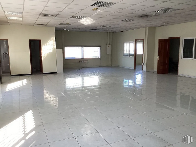 Industrial for rent at Calle Luis I, Villa de Vallecas, Madrid, 28031 with window, fixture, hall, floor, flooring, wood, tile flooring, ceiling, composite material and event around