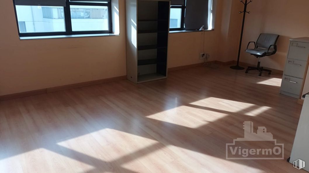 Industrial for rent at Calle Meridiano, Torrejón de Ardoz, Madrid, 28850 with window, chair, filing cabinet, flooring, floor, wood flooring, wood, laminate flooring, interior design and hardwood around