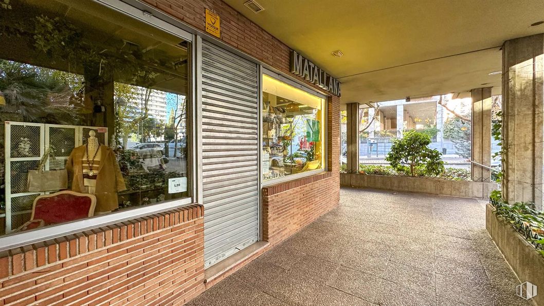 Retail for rent at Avenida de Nazaret, 10, Retiro, Madrid, 28009 with person, clothing, outerwear, composite material, concrete, commercial building, shade and sidewalk around