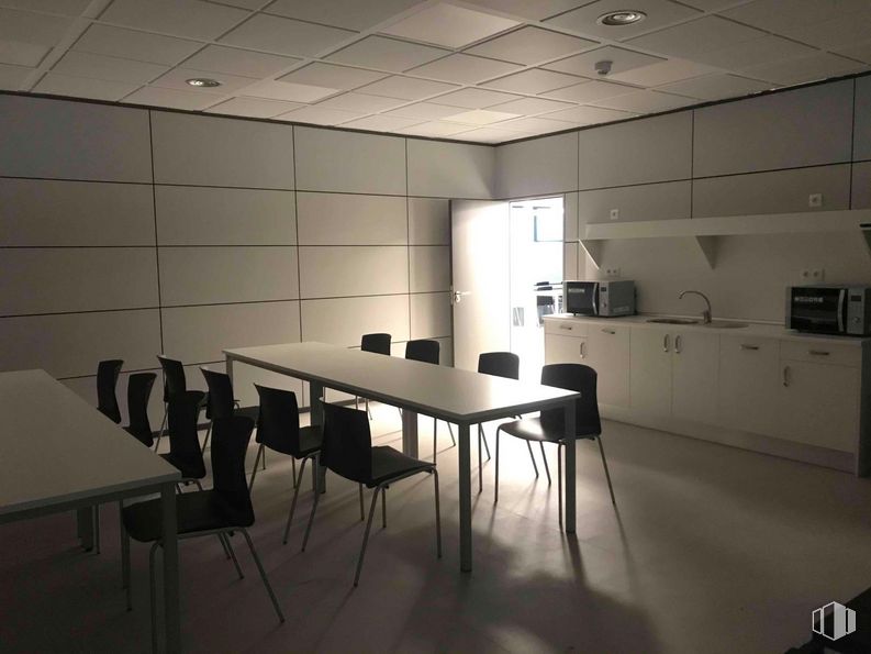 Oficina en alquiler en Zona empresarial La Moraleja, Alcobendas, Madrid, 28108 con silla, mesa, mueble, ebanistería, madera, interiorismo, edificio, suelos, suelo y pared alrededor