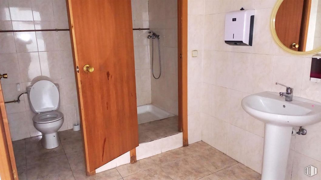 Nave en alquiler y venta en Polígono Prado Overa, Leganés, Madrid, 28914 con inodoro, fregadero, accesorios de fontanería, lavabo, cuarto de baño, suelos, suelo, madera, asiento del inodoro y fontanería alrededor