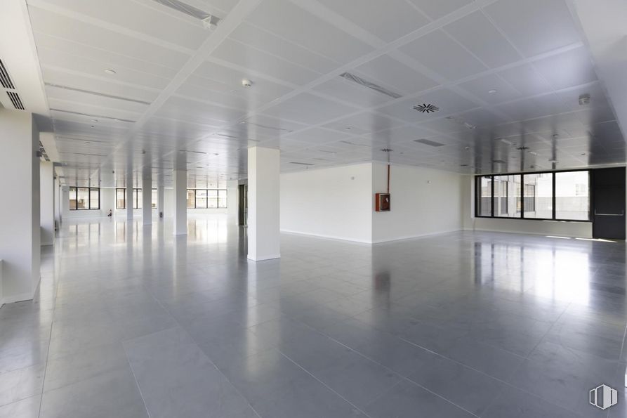 Office for rent at Edificio Castellana 66, Paseo Castellana, 66, Salamanca, Madrid, 28046 with window, fixture, hall, flooring, floor, art, event, space, glass and composite material around