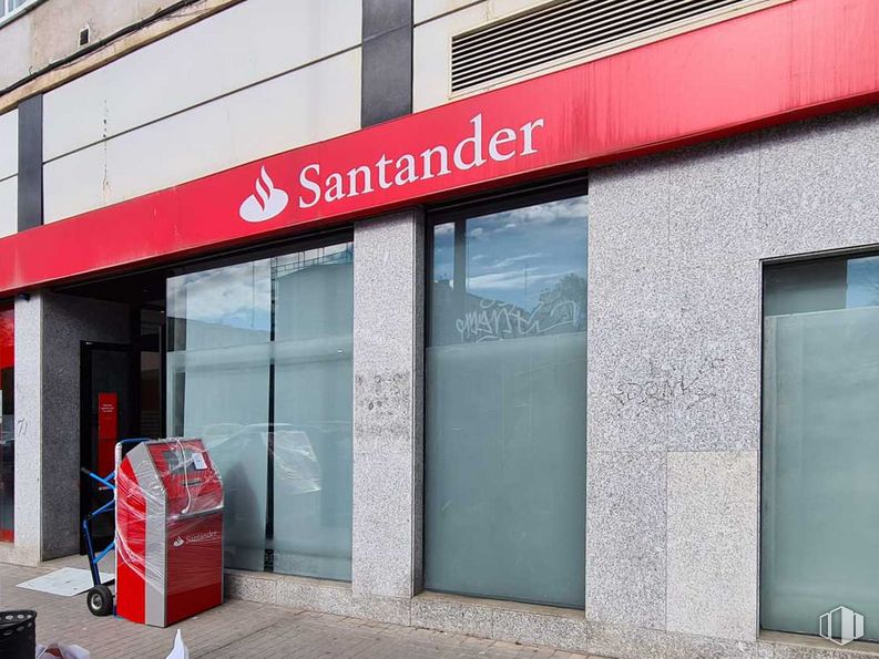 Local en alquiler y venta en Zona Centro, Alcorcón, Madrid, 28925 con ventana, equipaje y bolsos, accesorio, edificio, fachada, gas, fuente, edificio comercial, venta al por menor y puerta alrededor