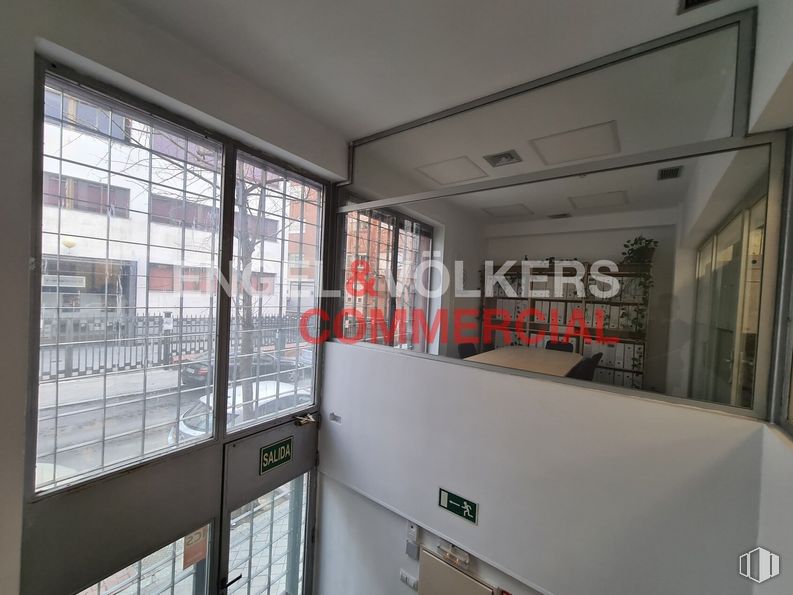 Nave en alquiler y venta en Calle Conde de Vilches, Salamanca, Madrid, 28028 con accesorio, piso, suelo, vidrio, techo, aluminio, edificio, pasillo, edificio comercial y máquina alrededor