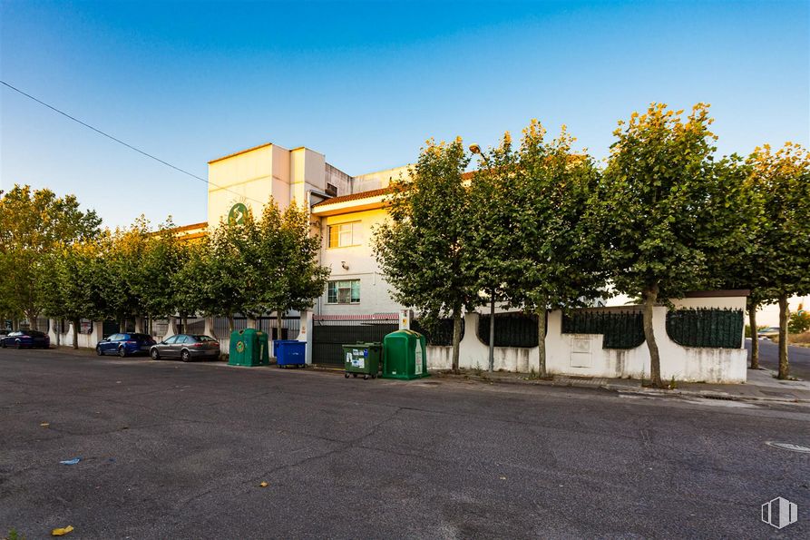 Retail for sale at Avenida de Europa, Griñón, Madrid, 28971 with car, sky, building, property, road surface, window, asphalt, plant, tree and urban design around