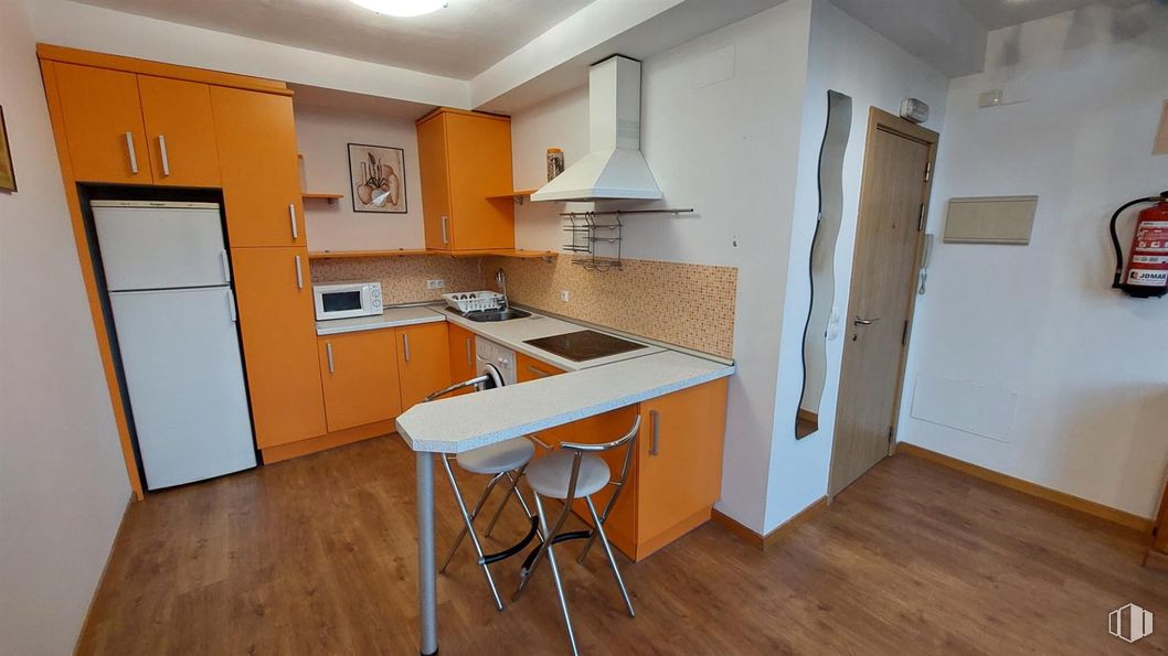 Oficina en venta en Avenida Industria, Tres Cantos, Madrid, 28760 con refrigerador, aparato de cocina, electrodoméstico, puerta, encimera, silla, suelos, cocina, madera y electrodoméstico alrededor