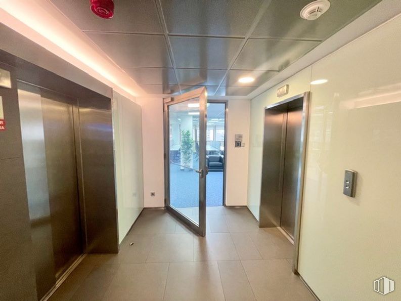 Oficina en alquiler en Edificio Cuzco III, Paseo Castellana, 135, Tetuán, Madrid, 28046 con accesorio, interiorismo, puerta, suelo, suelos, hall, techo, vidrio, ciudad y evento alrededor