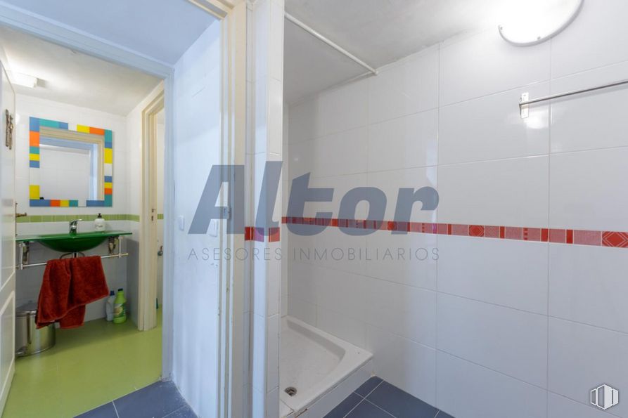 Local en venta en Calle Luis Ruiz, Ciudad Lineal, Madrid, 28017 con fregadero, edificio, suelos, suelo, accesorio, techo, madera, casa, pintura y material compuesto alrededor