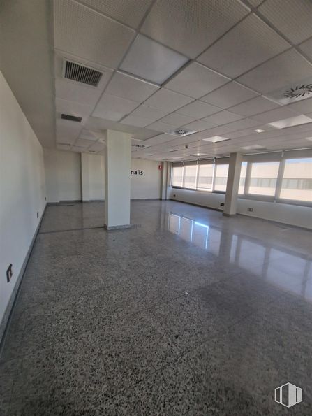 Oficina en alquiler en Zona El Pinar - Punta Galea, Las Rozas de Madrid, Madrid, 28230 con ventana, accesorio, interiorismo, hall, suelo, suelos, techo, vidrio, espacio y evento alrededor