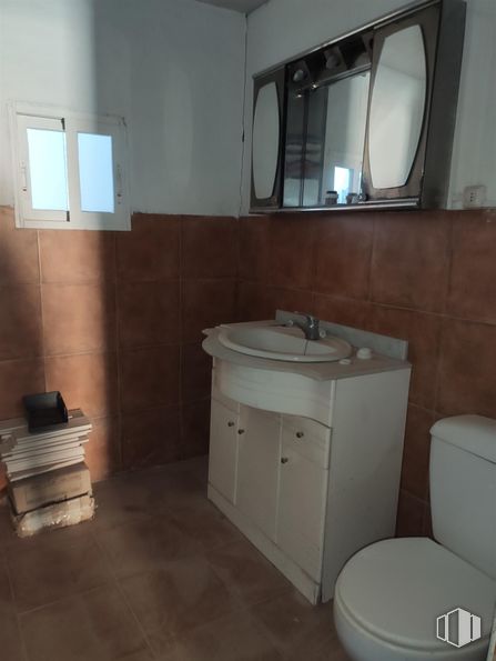 Industrial for sale at Zona Camino Carretas, Quintanar de la Orden, Toledo, 45800 with toilet, bathroom cabinet, sink, cabinetry, mirror, window, tap, plumbing fixture, bathroom sink and building around