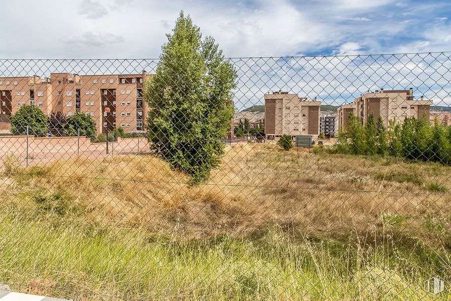 Land for sale at Calle María Luisa Menéndez Calleja, Cuenca, 16003 with building, cloud, sky, plant, daytime, plant community, ecoregion, natural environment, natural landscape and land lot around