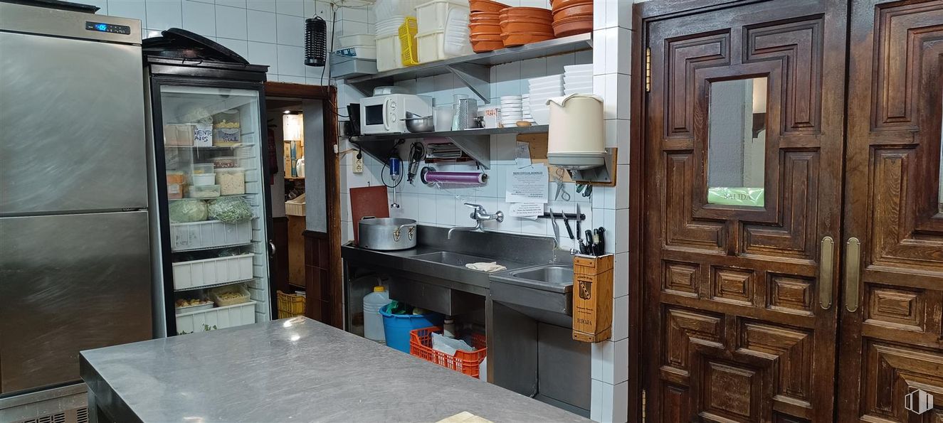 Retail for rent at Calle Castilla, 15, Tetuán, Madrid, 28039 with refrigerator, property, sink, tap, cabinetry, countertop, interior design, wood, floor and kitchen around