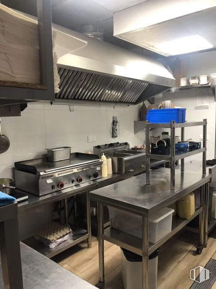 Retail for rent at Calle Mesón de Paredes, Centro, Madrid, 28012 with table, kitchen appliance, home appliance, kitchen, major appliance, countertop, stove, kitchen stove, cabinetry and cookware and bakeware around