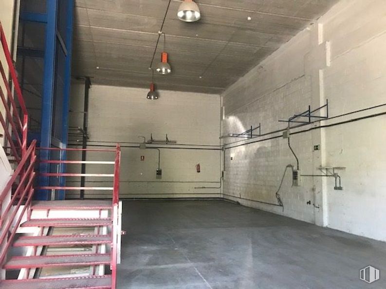 Industrial for rent at Polígono Industrial Sur, San Sebastián de los Reyes, Madrid, 28700 with building, fixture, floor, wall, flooring, wood, composite material, ceiling, hall and gas around