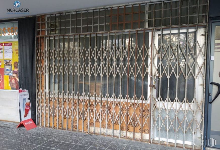 Retail for sale at Plaza San Francisco Asís, 6, Alcalá de Henares, Madrid, 28802 with building, wood, fixture, fence, composite material, facade, glass, door, metal and automotive exterior around