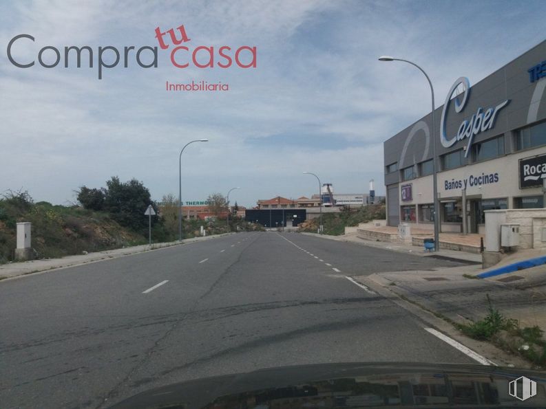 Land for sale at Polígono del Acueducto, Segovia, 40006 with building, street light, cloud, sky, daytime, infrastructure, plant, road surface, asphalt and motor vehicle around