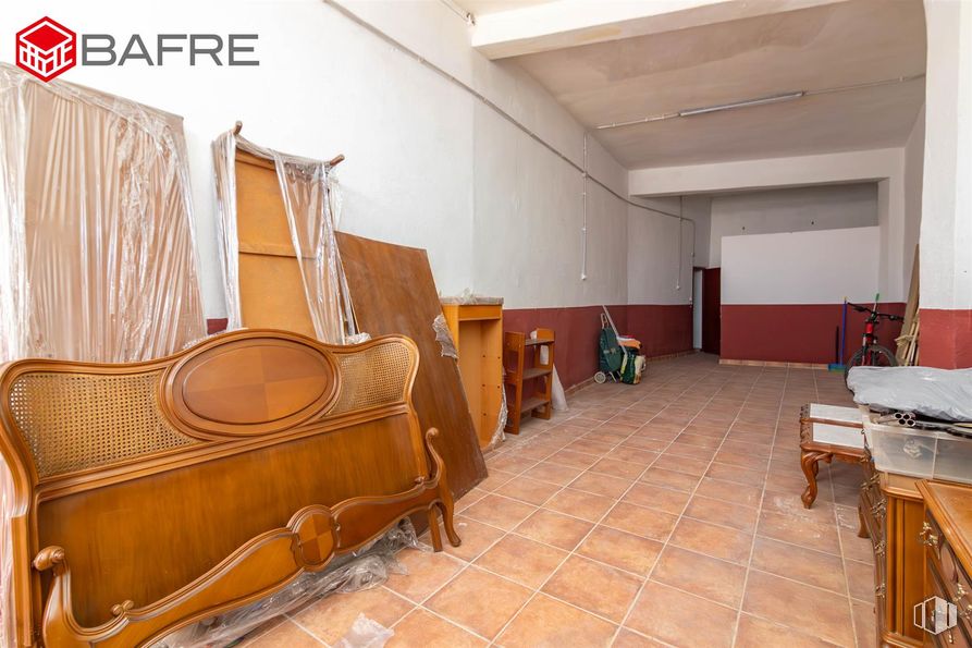 Retail for sale at Zona Carabanchel, Carabanchel, Madrid, 28025 with furniture, flooring, floor, wood, interior design, room, wood stain, wood flooring, hardwood and apartment around