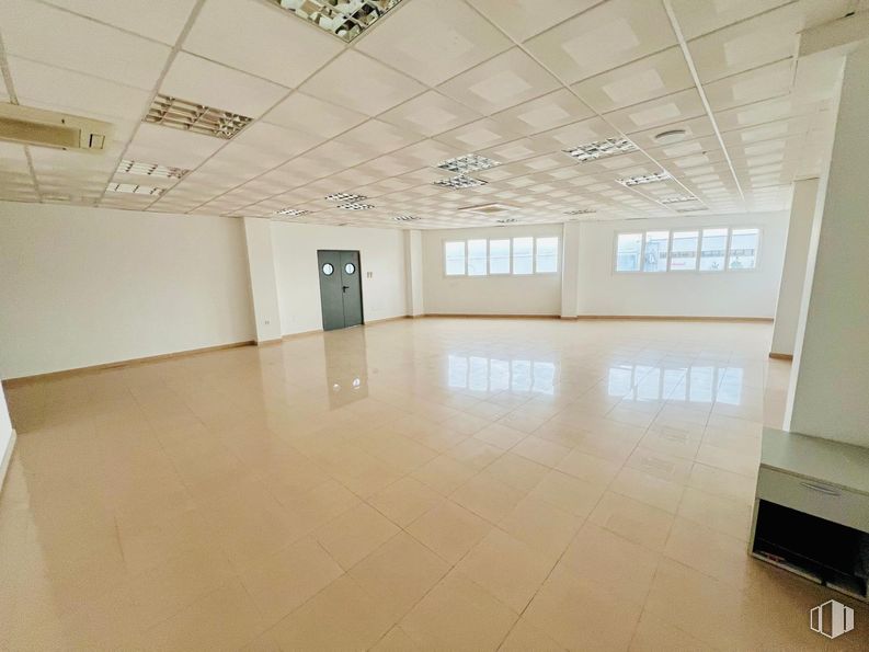 Nave en alquiler y venta en Polígono Industrial Los Olivos, Getafe, Madrid, 28906 con puerta, ventana, lámpara, suelos, suelo, techo, interiorismo, hall, suelos de madera y suelo de baldosas alrededor