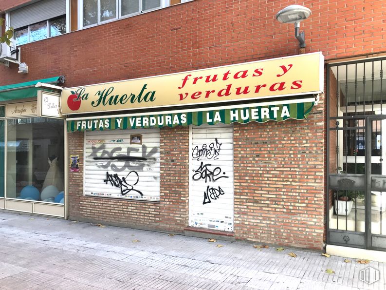 Local en venta en Calle Joan Miró, 2, Pinto, Madrid, 28320 con puerta, ventana, propiedad, accesorio, fuente, arquitectura, albañilería, ladrillo, barrio y escritura a mano alrededor