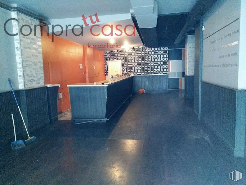 Retail for rent at Paseo Conde de Sepulveda, Segovia, 40002 with 2d barcode, building, interior design, flooring, floor, door, gas, ceiling, glass and chair around