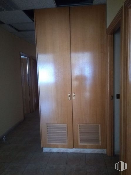 Retail for sale at Plaza Ramón y Cajal, Azuqueca de Henares, Guadalajara, 19200 with wardrobe, building, door, fixture, handle, wood, house, architecture, wood stain and floor around