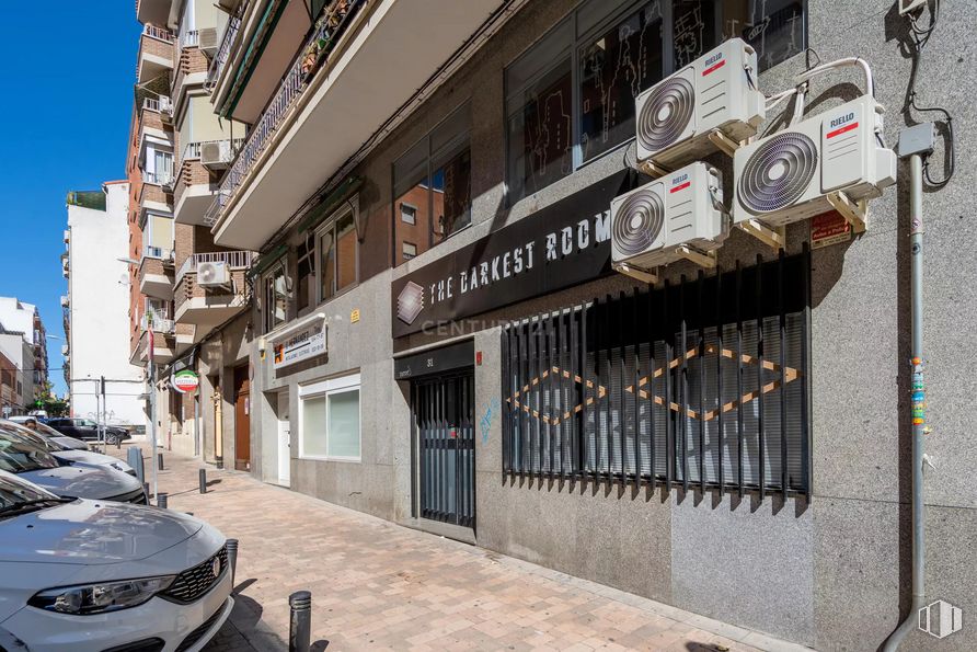 Local en venta en Zona Cuatro Caminos, Tetuán, Madrid, 28020 con coche, productos envasados, edificio, vehículo, capó, ventana, iluminación del automóvil, matrícula del vehículo, casa y barrio alrededor