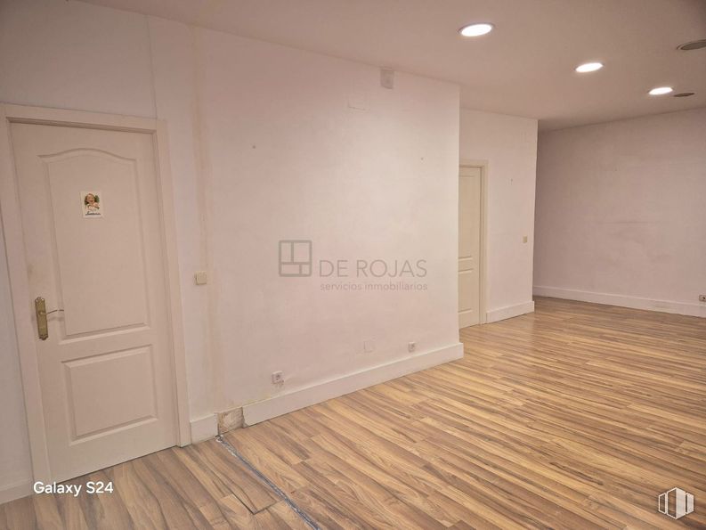 Oficina en alquiler en Zona Chamberí, Chamberí, Madrid, 28010 con puerta, suelo, suelos, suelos de madera, madera, suelo laminado, interiorismo, techo, madera dura y marrón alrededor